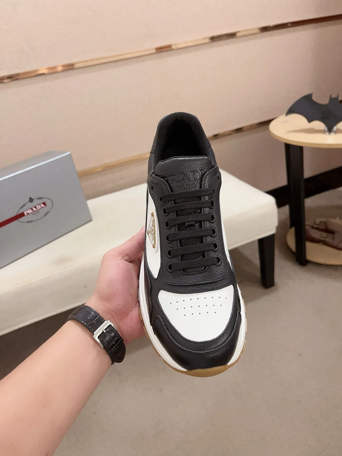 Men's shoes 💰 580💰 ✔️✔️✔️High-quality new PRADA counters are launched simultaneously. The new men's shoes and 😘 fabrics are made of selected first-layer cowhide with superb craftsmanship. Lining: Full cowhide lining. 👍🏿 High-end ☄️ air-cushion molded anti-slip rubber outsole, exquisite lines, simple and elegant, comfortable and high-end for leisure travel. Code number: 38 to 45 (can be customized to 46 to 47, non-refundable)